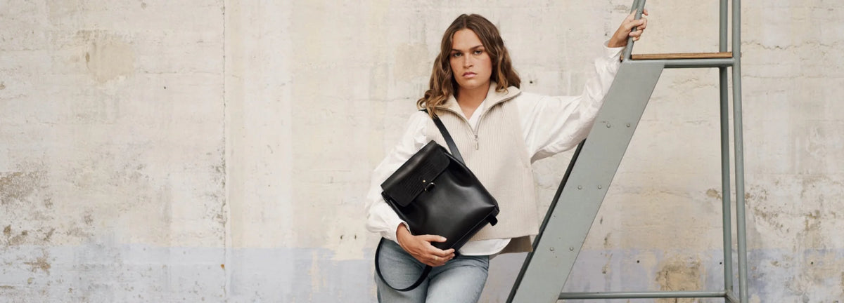 THE SIGNATURE TOTE